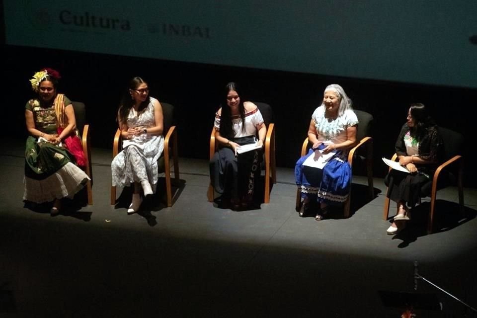 Las autoras participantes leyeron tres poemas cada una, que fueron proyectados también en el escenario en su lengua original y en español.