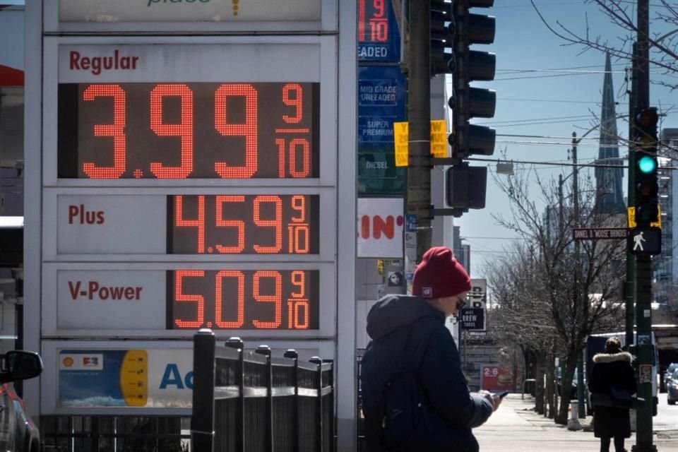 El precio de la gasolina vista en una gasolinera de Chicago, Illinois, el 6 de marzo del 2025.