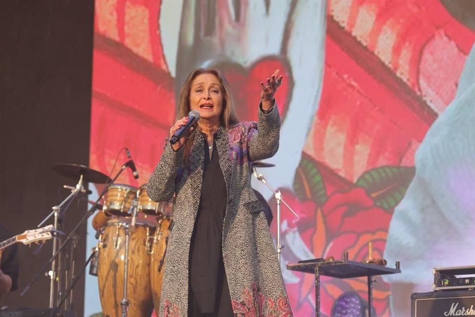 La cantante Daniela Romo desató furor con 'Yo No Te Pido La Luna'.