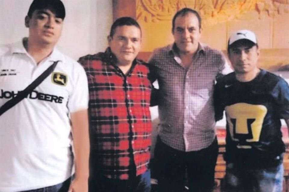 Homero Figueroa, alias 'La Tripa' (de camisa roja), fue asesor jurídico en el Sistema de Agua Potable y Alcantarillado (Sapac) durante la gestión de Cuauhtémoc Blanco como Edil de Cuernavaca.