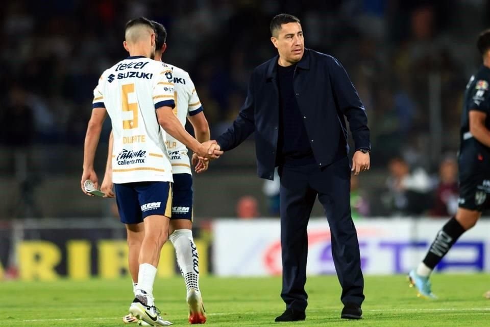 Efraín Juárez, técnico de Pumas, criticó severamente a Sergio Ramos por un codazo sin pelota contra Pablo Bennevendo.