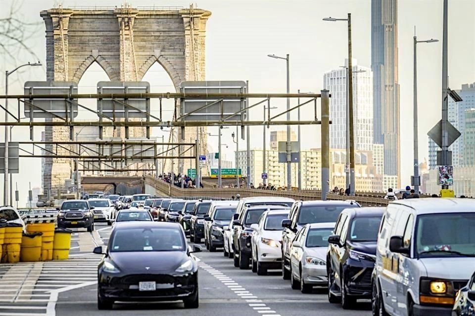 En NY, el impuesto consiste en cobrar una cuota de 9 dólares en horas pico y 2.25 dólares en la madrugada a los automóviles que quieran transitar por la 60 Street