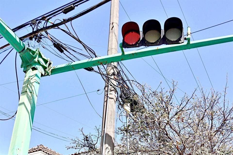 Trabajadores municipales instalaron baterías en semáforos de la Avenida Alfonso Reyes.