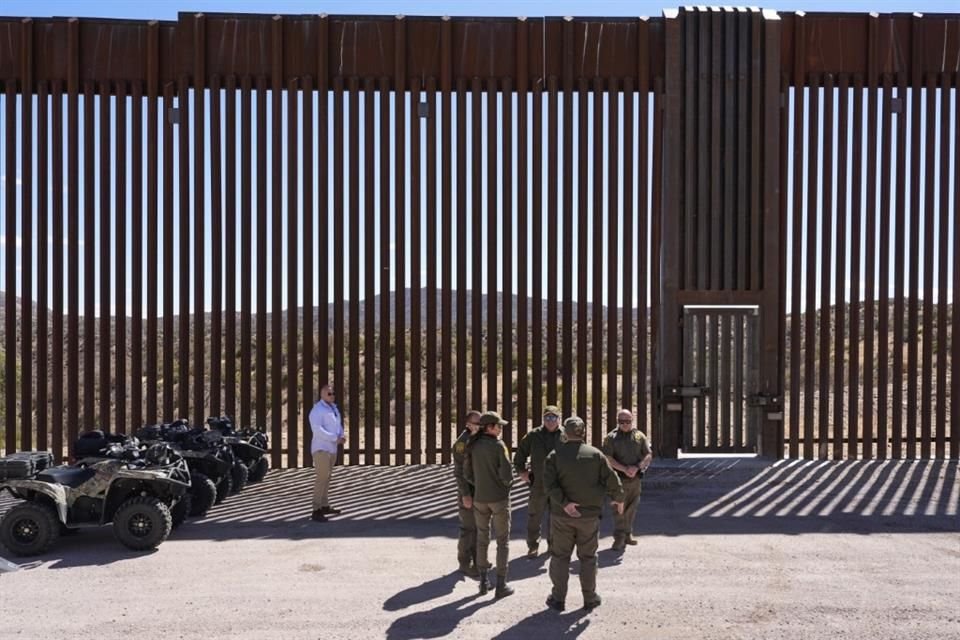 La Secretaria de Seguridad Nacional, Kristi Noem, durante una visita al muro fronterizo el 15 de marzo del 2025.