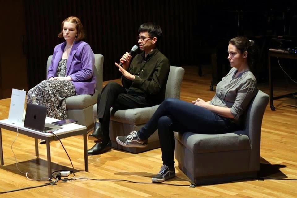 La violinista Dirén Checa, el compositor Aquiles Lázaro y la compositora Andrea Chamizo, durante la presentación de Sur.