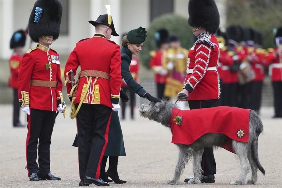 La Princesa de Gales saludó a la mascota Seamus.