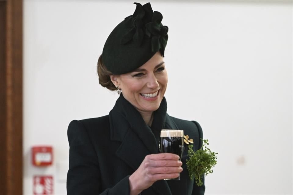 La Princesa de Gales, Kate Middleton, acudió al desfile militar de la Guardia Irlandesa de San Patricio donde brindó con una cerveza.