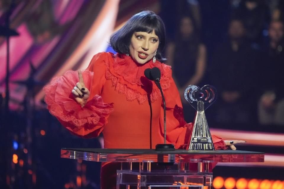 Lady Gaga alzó el reconocimiento 'Innovator Award'.