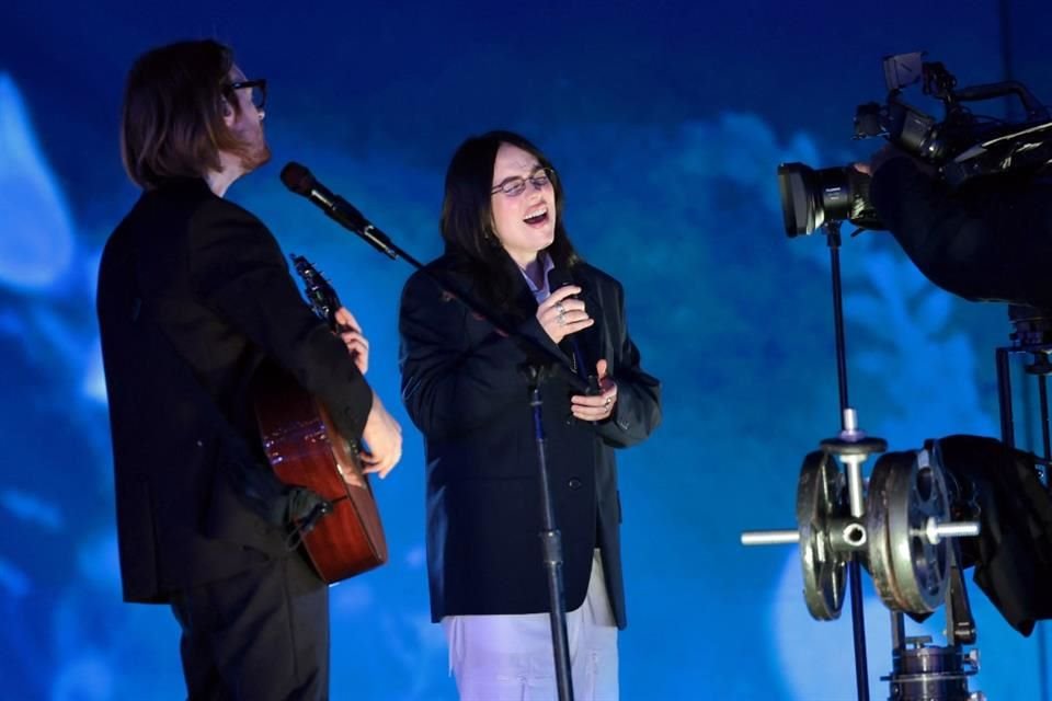 La dupla de hermanos regaló un momento musical durante la premiación.