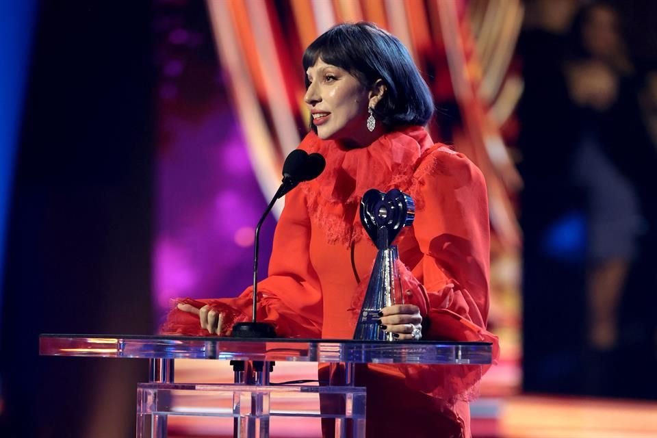 Lady Gaga fue galardonada con el Premio a la Innovación en los iHeartRadio Music Awards; Carey recibió el premio Ícono.