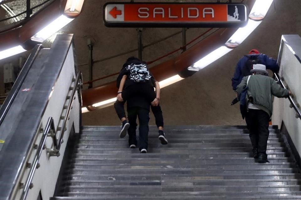 Por la falta de funcionamiento, usuarios suben cientos de escaleras que les permite entrar o salir de los andenes.