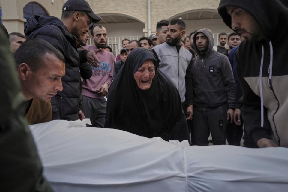 Una mujer reacciona sobre el cuerpo de una persona muerta en el bombardeo israelí de la noche sobre la Franja de Gaza en el Hospital Al-Ahli en Ciudad de Gaza, este 18 de marzo de 2025.