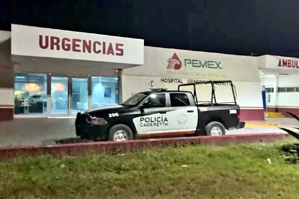 Un hombre baleado que presuntamente participó en el enfrentamiento fue dejado afuera del Hospital General de Pemex, donde falleció cuando era atendido.