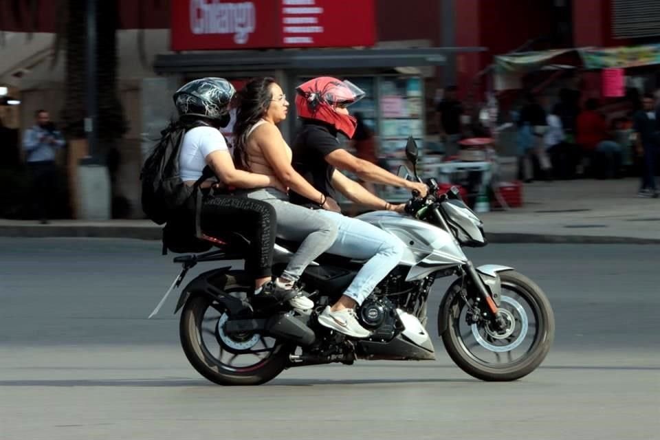 Según la OMS, el uso de cascos de calidad al viajar en motocicleta reduce el riesgo de muerte en 40 por ciento.