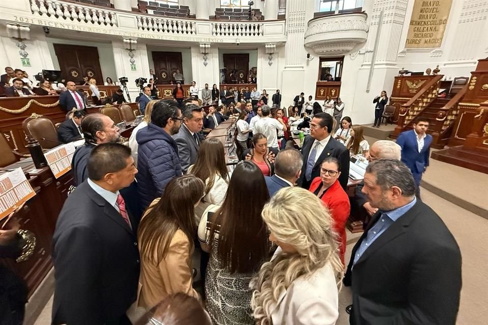 Con 60 diputados presentes, el Congreso de la Ciudad de México arrancó la sesión.