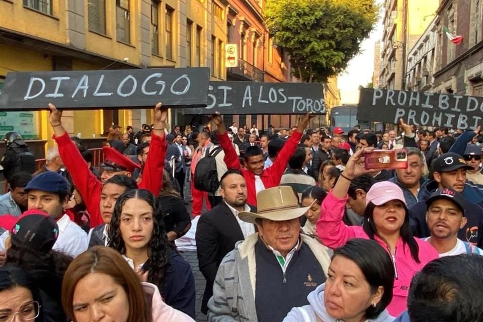 Grupos taurinos se manifiestan al exterior de Donceles.