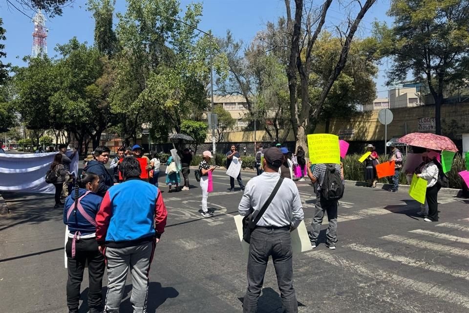 Manifestantes bloquearon Doctor Río de la Loza y Gabriel Hernández, justo afuera del búnker.