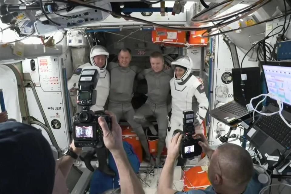 Los astronautas Butch Wilmore y Suni Williams posan para una fotografía antes de dejar la Estación Espacial Internacional, el 18 de marzo.