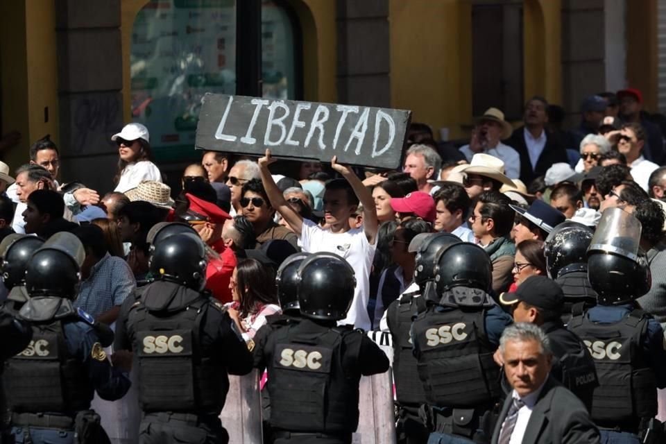 Más de 400 efectivos de la Policía fueron enviados a resguardar el Congreso de la CDMX.