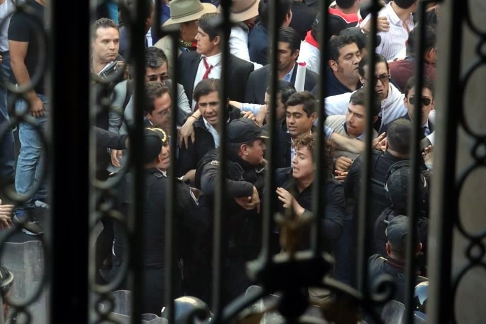 Los toreros como Adame (centro, camisa blanca y chamarra negra) se quejaron de la agresión de la Policía.