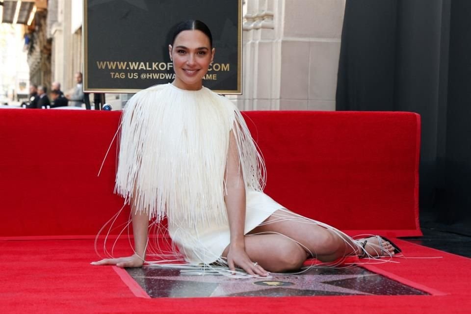 Gal Gadot recibió su estrella en el Paseo de la Fama de Hollywood con una ceremonia interrumpida por protestas pro-palestinas e israelíes.