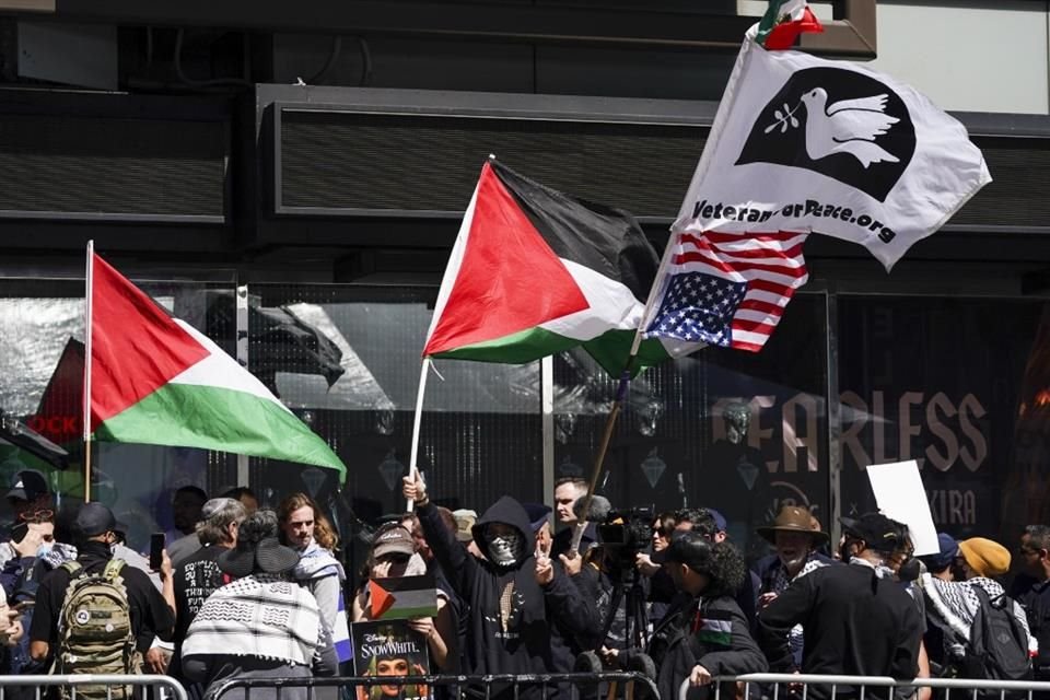 Decenas de personas se agruparon en las cercanías del evento, levantando pancartas pro-palestinas y pro-israelíes.