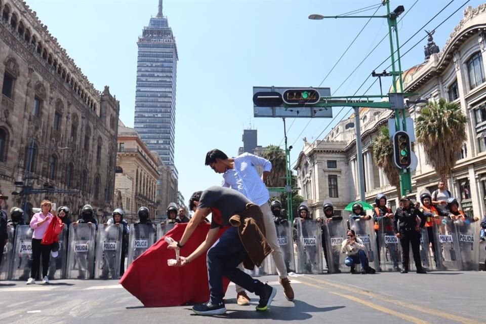 Los manifestantes mantenían cerrada la vía, al tiempo que elementos de la Secretaría de Seguridad Ciudadana (SSC) se encontraban apostados al frente de ellos.