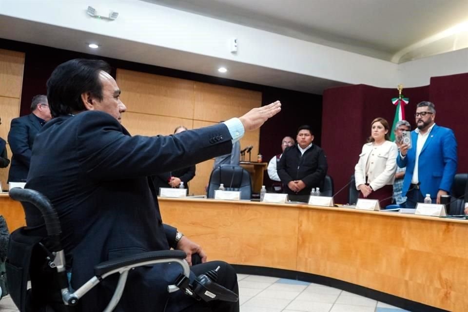 El militar en retiro al rendir protesta ante el Cabildo de Mexicali.