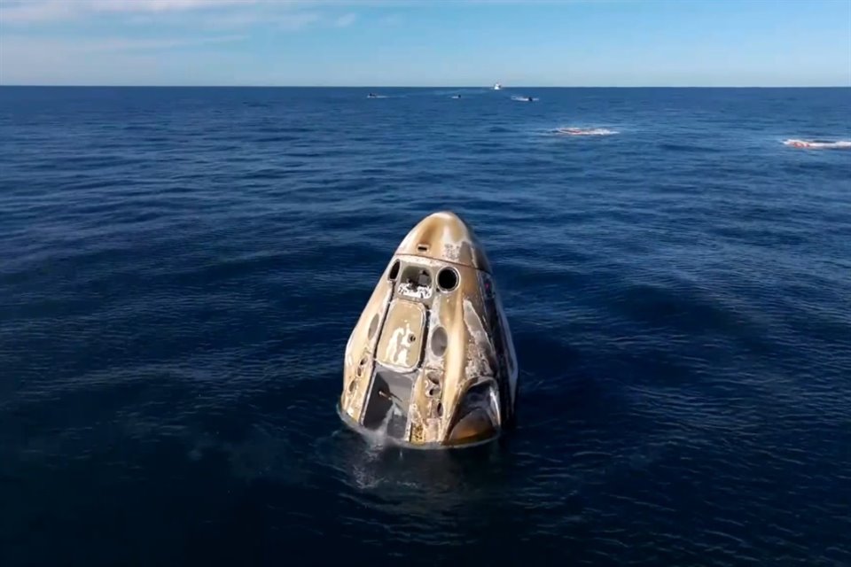 La cápsula Crew Dragon, de SpaceX, que trajo de vuelta a la Tierra a 2 astronautas que pasaron 9 meses en EEI, amerizó en aguas de Florida.