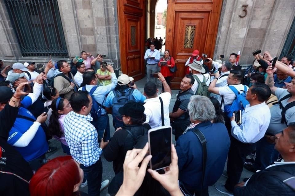 Integrantes de la CNTE se reunieron al interior de Palacio Nacional con la Presidenta Sheinbaum.