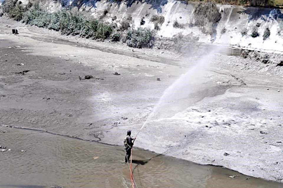 Esta semana, el Gobierno de Huixquilucan buscaría aplicar 8 toneladas más de cal en la Presa El Capulín.