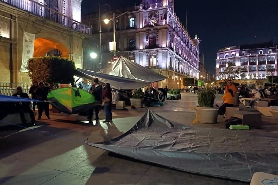 Los integrantes de la CNTE comenzaron a instalarse desde las 4:00 horas.