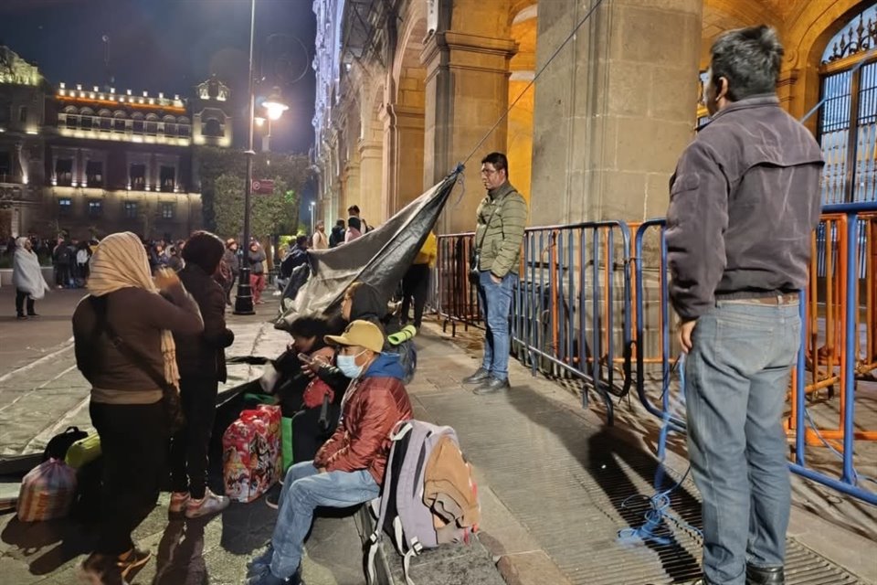 A pesar de que los maestros de la CNTE han logrado varios beneficios del Gobierno, instalaron un plantón frente a Palacio Nacional.