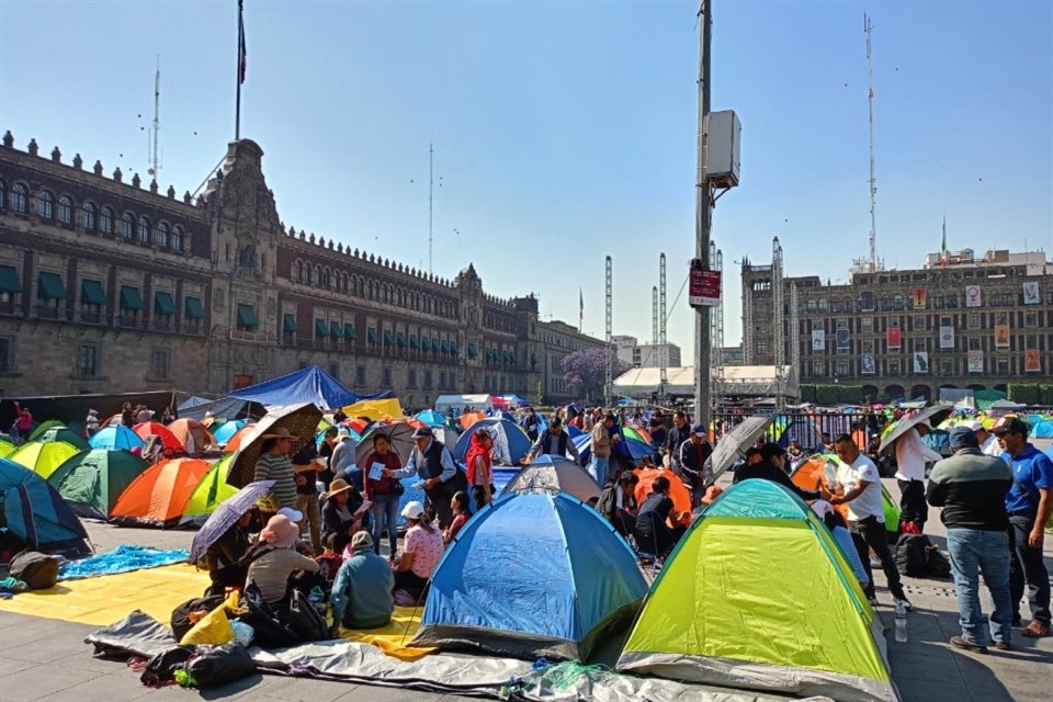 A pesar de que los maestros de la CNTE han logrado varios beneficios del Gobierno, instalaron un plantón frente a Palacio Nacional.