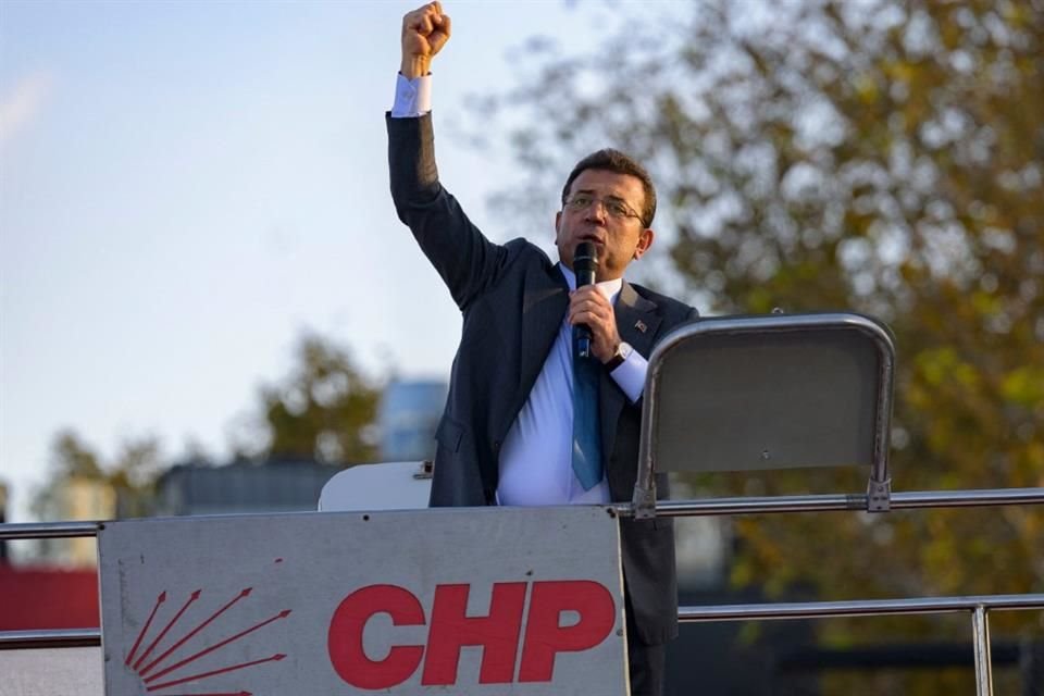 El Alcalde de Estambul, Ekrem Imamoglu, da un discurso el 31 de octubre del 2024.