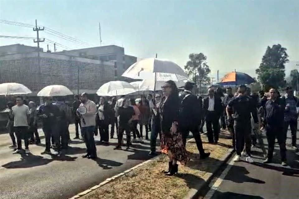 Los trabajadores piden que el Pleno de comisionados del INAI retome un acuerdo, que ayer rechazó, de otorgarles una compensación económica.