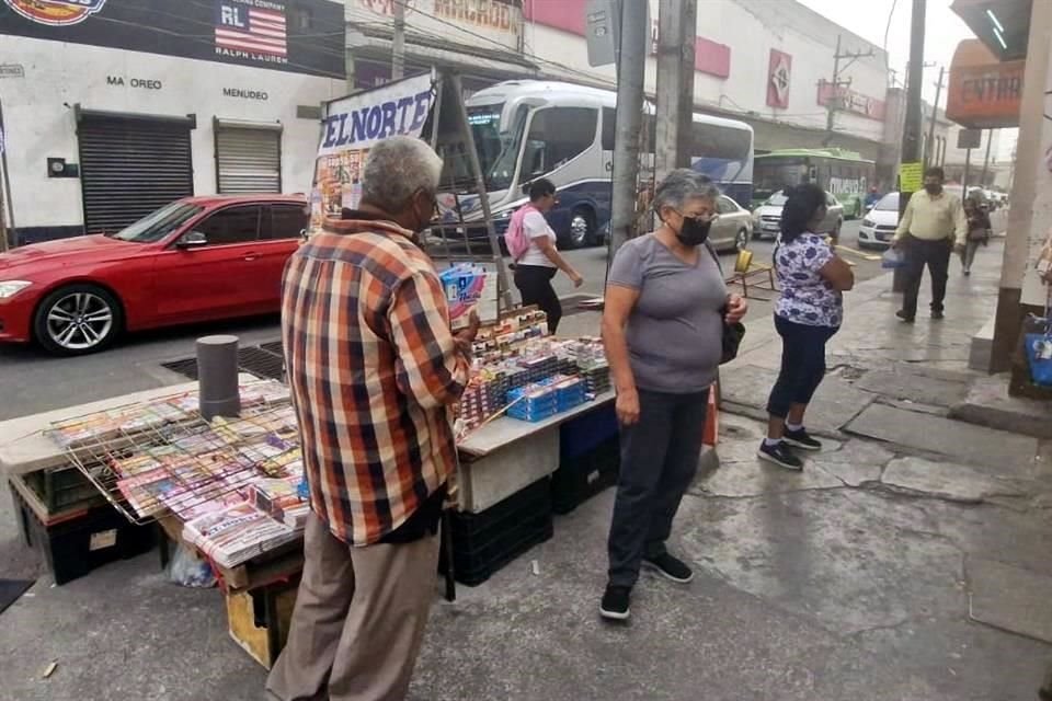 Los regios realizaron sus actividades diarias, cubriendo sus rostos de la contaminación.