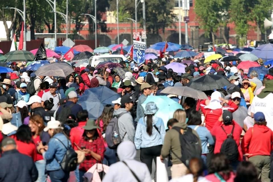 Contingentes de maestros en la zona del Palacio Legislativo de San Lázaro.