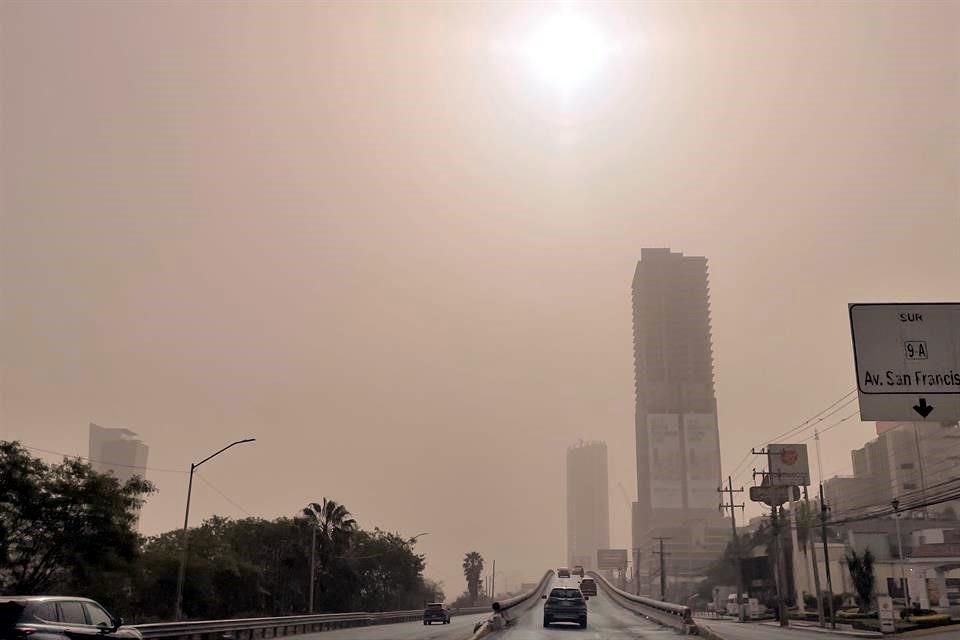 Aunque el sol brillaba, la capa de polvo hacía sentir que el día estaba nublado.