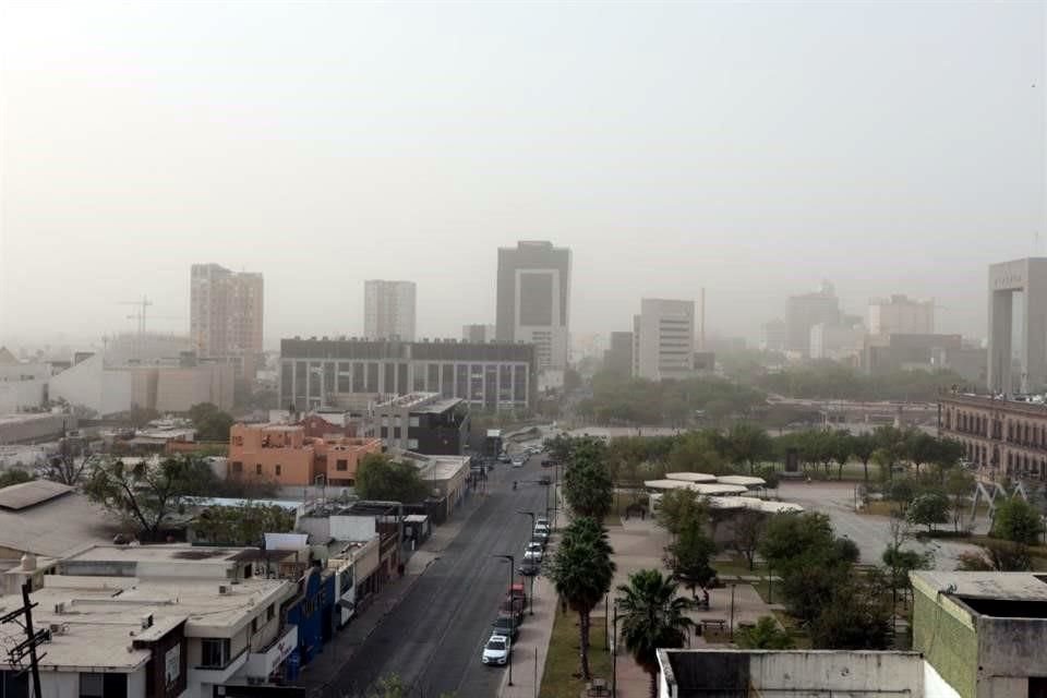 Las montañas que normalmente se ven desde el Centro de la Ciudad, desaparecieron esta mañana.