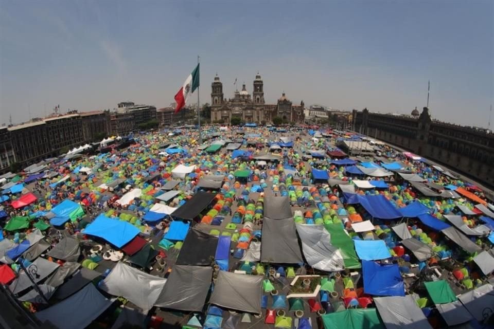 Aspecto panorámico del plantó de la CNTE en el Zócalo.