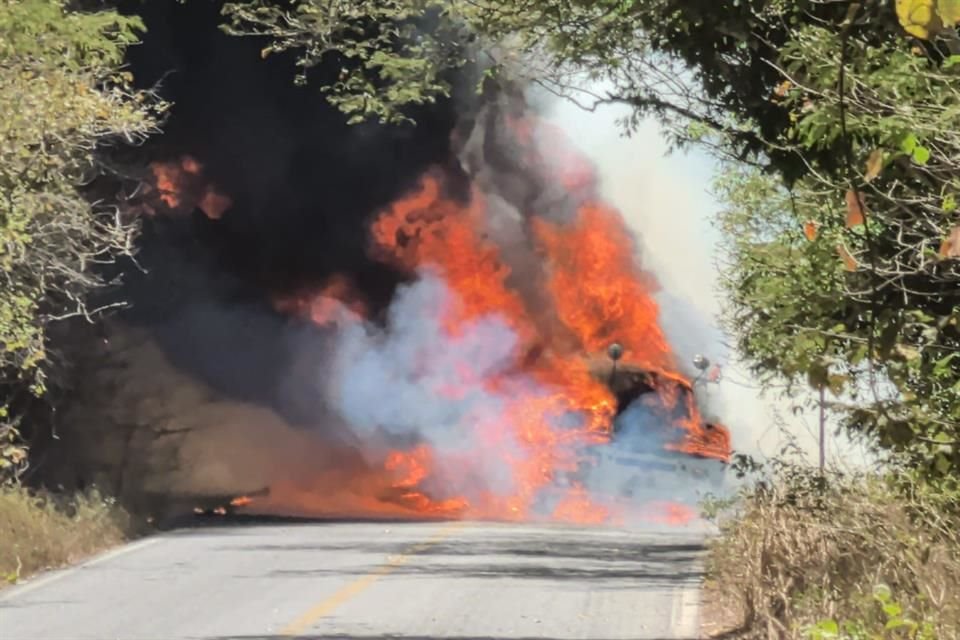 Criminales quemaron vehículos y cerraron la Carretera Federal 80 a la altura de los poblados de Ahuacapán, El Corcovado, El Zapotillo y Lázaro Cárdenas.