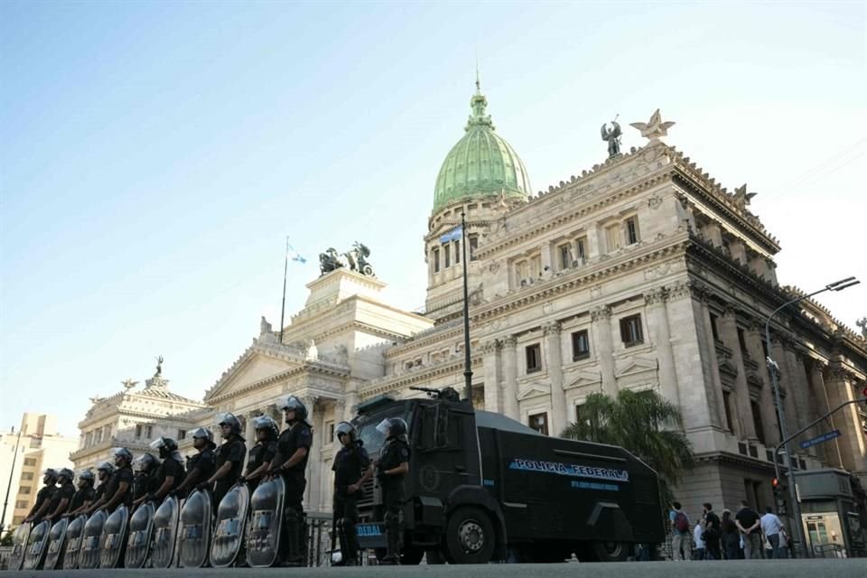 Policías de Argentina resguardan el Congreso durante protestas contra el Gobierno de Javier Milei, el 19 de marzo del 2025.