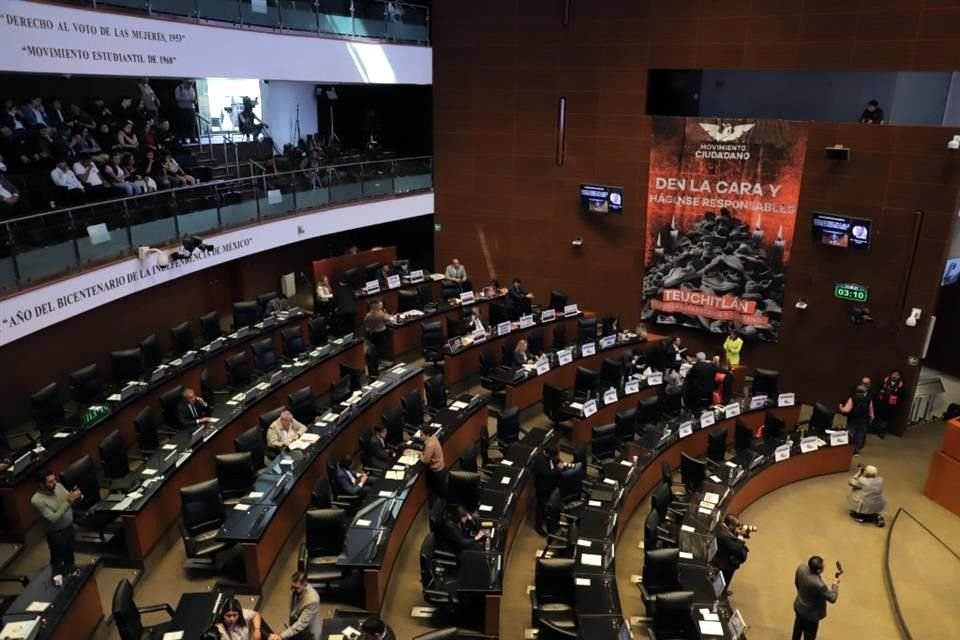 Senadores del PRI colocaron mantas, zapatos y carteles alusivos al rancho Teuchitlán.