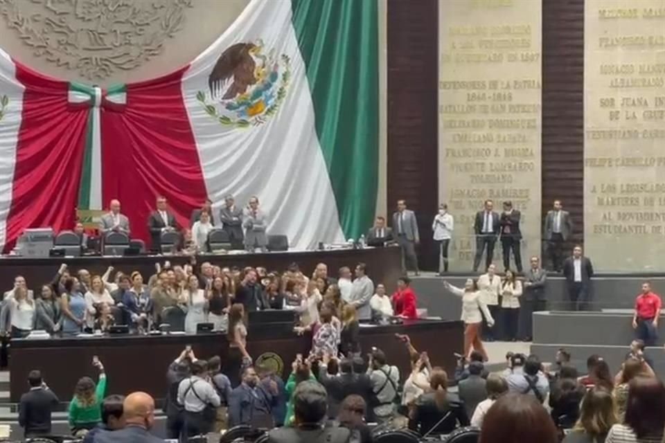 Tras dejar la tribuna, priistas y panistas desde su curul gritaron '¡narcodiputados!' a legisladores de la mayoría.