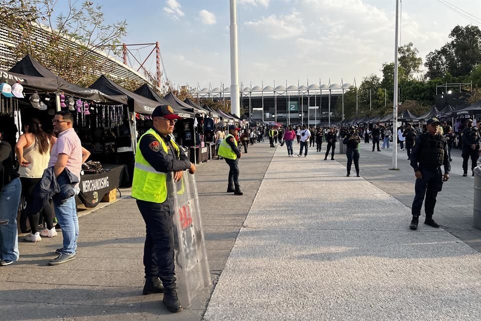 También 696 uniformados de la Policía Bancaria e Industrial estuvieron vigilando las entradas principales del inmueble, la zona del estacionamiento y gradas del recinto.