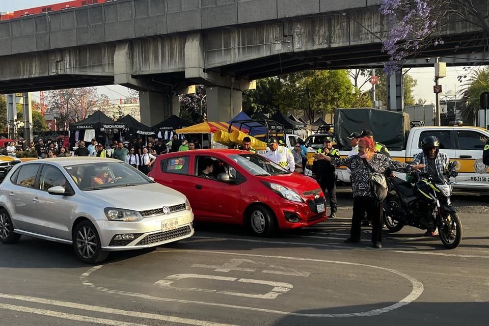 Entre los incidentes atendidos dentro de este dispositivo, a las 17:15 horas, frente a la puerta 6, el conductor de un Spark rojo se pasó el alto del semáforo y atropelló a un repartidor en moto.