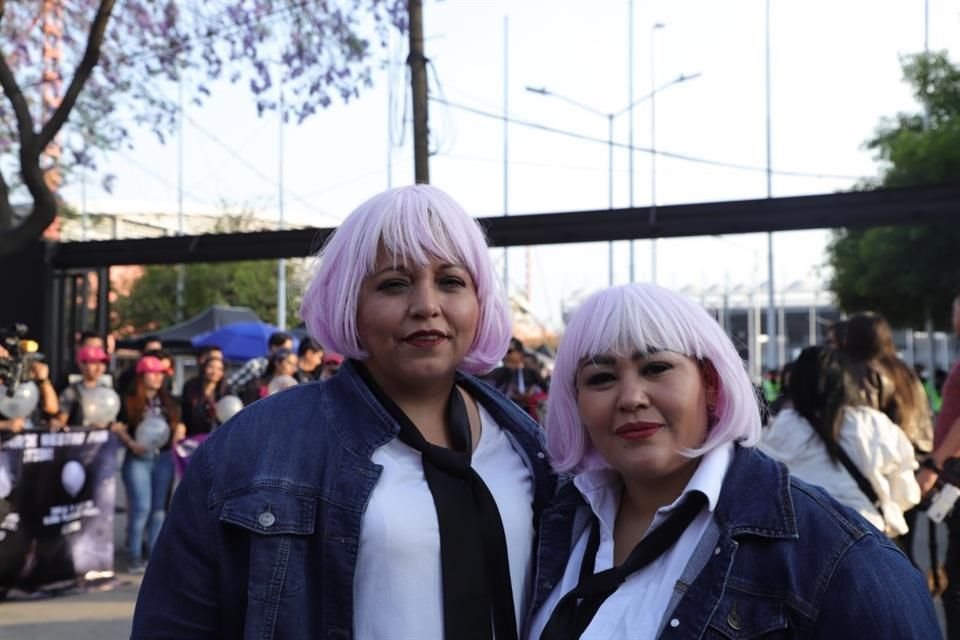 Las fans que arribaban venían ataviadas con looks inspirados en los videos de la colombiana.