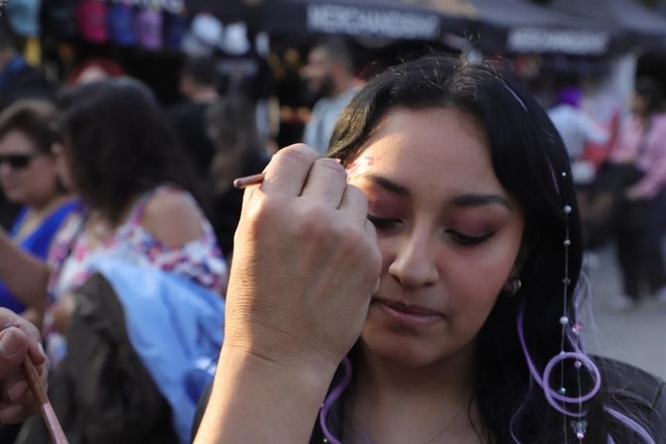 Quien quisiera, podía pintarse en el rostro diseños alusivos a la cantante.