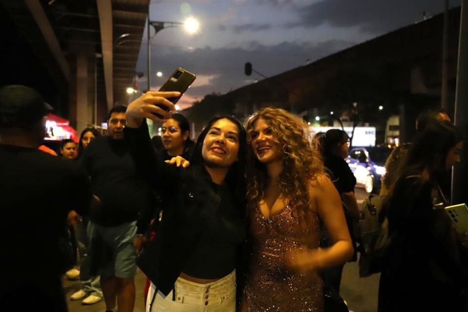 En cuanto llegó por la puerta 6 del recinto, la imitadora fue abordada por decenas de fans para tomarse fotos.